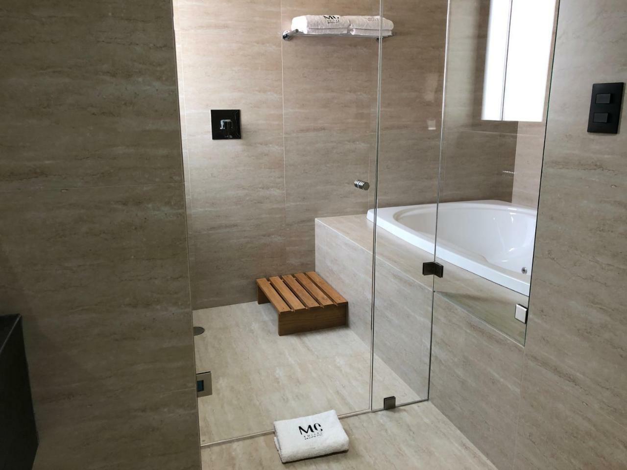 Mc Suites Cidade do México Exterior foto A shower with a sliding door
