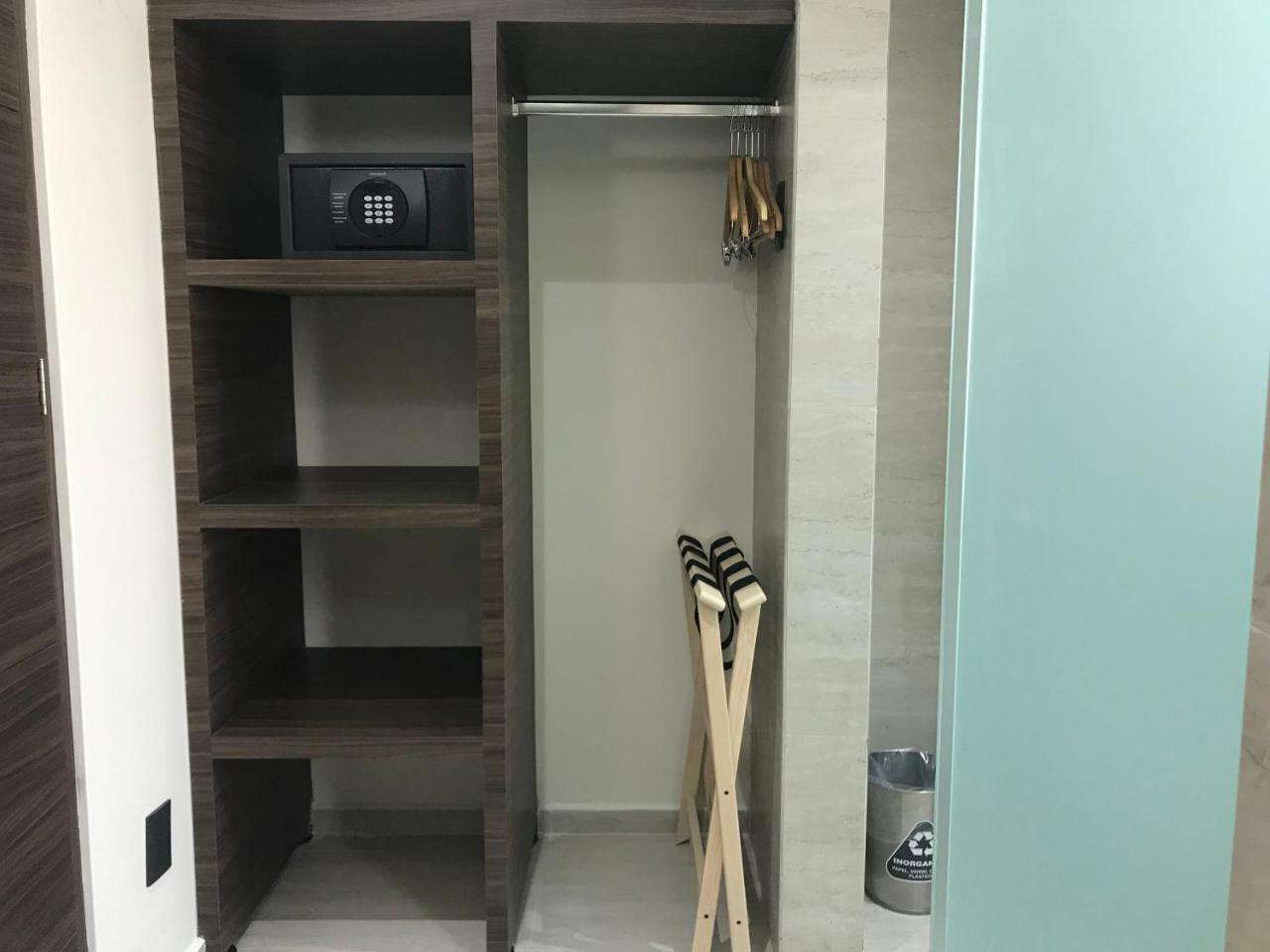 Mc Suites Cidade do México Exterior foto A walk-in closet