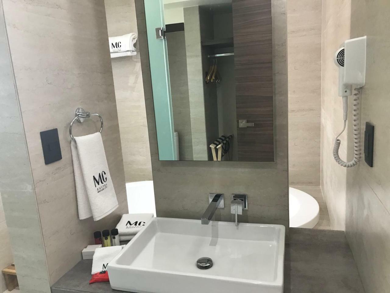 Mc Suites Cidade do México Exterior foto Bathroom of a hotel room