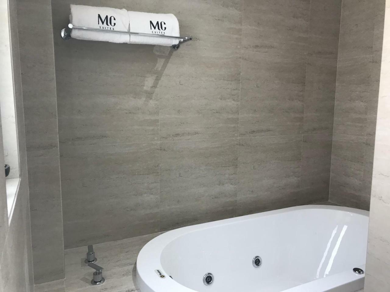 Mc Suites Cidade do México Exterior foto A modern bathtub