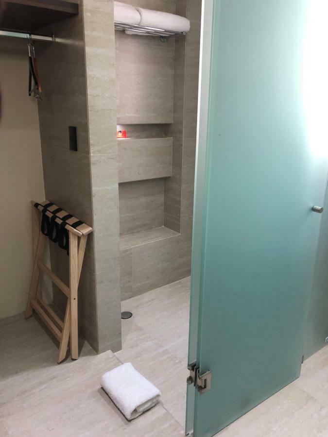 Mc Suites Cidade do México Exterior foto A shower with a wet room