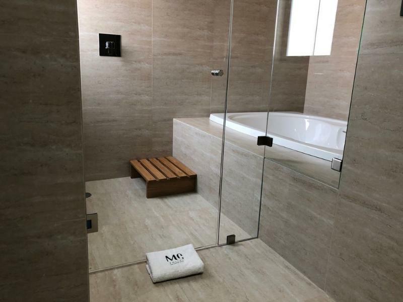 Mc Suites Cidade do México Exterior foto A shower enclosure with a fixed glass panel